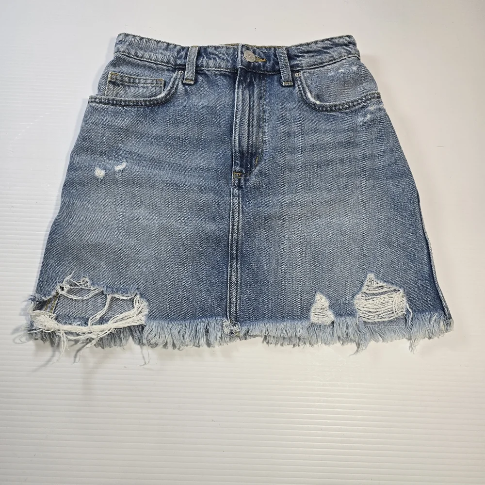 Lee Distressed Denim Juniors‎ 26 Medium Light Wash Jean Skirt